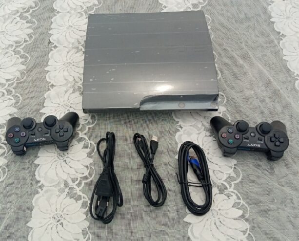 PS3 slim craquée avec 20 jeux et 2 manettes