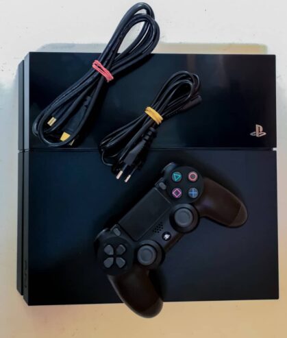 PS4 FAT craquée avec 10 jeux et 1 manette